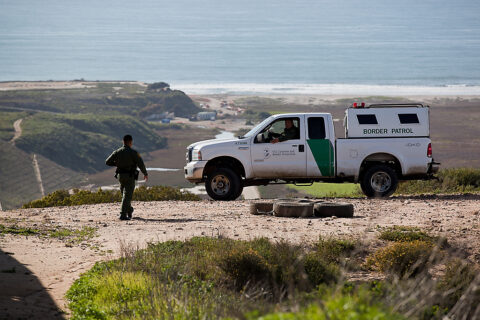 Las Denuncias de Abuso por parte de Agentes Fronterizos Rara Vez Resultan en Acción
