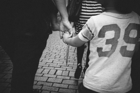 Números oficiales muestran que miles de ciudadanos estadounidenses son separados de sus padres por deportaciones