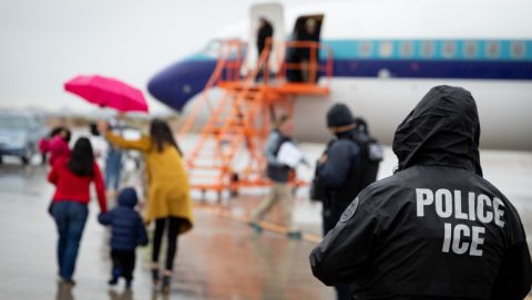 Biden’s ‘Secret’ Flights of Migrants Debunked as a Routine Part of the US Immigration System